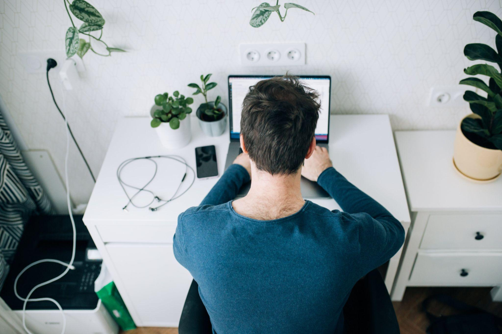 Cover image of the content about "stackspot plugins", where there is a man sitting in front of a computer.