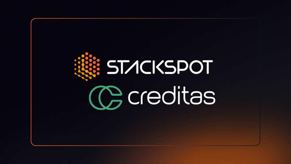 Capa do artigo com a logo de StackSpot, em branco com o ícone de colmeia em um degrade laranja, e da Creditas, também em branco com um C estilizado em verde. O fundo é preto com um ponto gradiente em laranja.