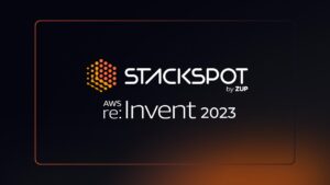 Capa do artigo com a logo da StackSpot, uma colmeia em tons de laranja, e abaixo AWS re:Invent 2023. O fundo é preto e laranja.