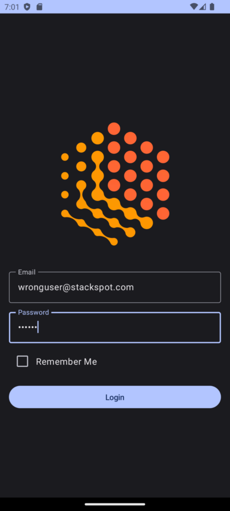 Imagem do artigo sobre modernização de legado mobile com três imagens lado a lado da tela de login da StackSpot. A primeira possui a logo da StackSpot, o polígono formado por pequenas bolas em tons de laranja, e os campos e-mail e password. A segunda também possui a logo, mas com Authenticating. O último possui a logo e Invalid credentials.
