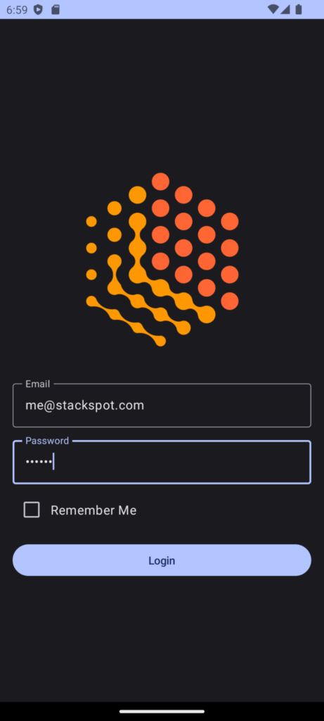 Três imagens lado a lado da tela de login da StackSpot. A primeira possui a logo da StackSpot, o polígono formado por pequenas bolas em tons de laranja, e os campos e-mail e password. A segunda também possui a logo, mas com Authenticating. O último possui a logo e Login Successful.
