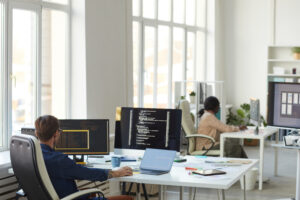 Cover image for the content about StackSpot Insights, featuring programmers working at computers, seeking decisions.